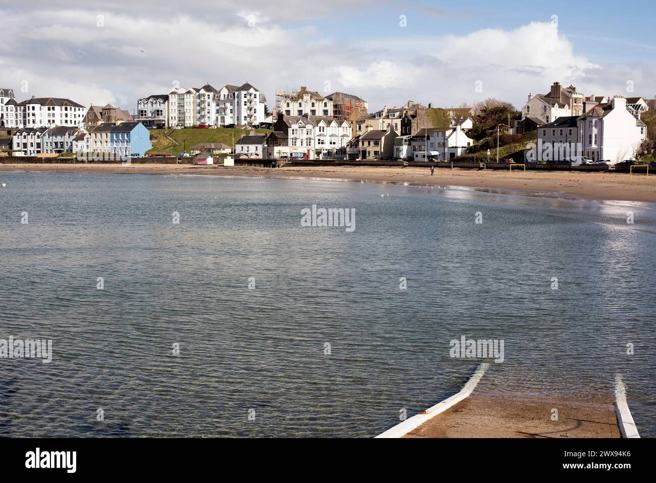 Scalo per barche a Port Erin con spiaggia sabbiosa di Port Erin, hotel e appartamenti sullo sfondo Foto Stock