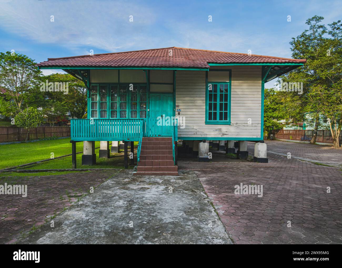 Balikpapan, Indonesia - 11 marzo 2024. La Dahor House fu costruita intorno al 1900 dai colonialisti olandesi, testimonianza della storia dell'esplorazione petrolifera a Ba Foto Stock