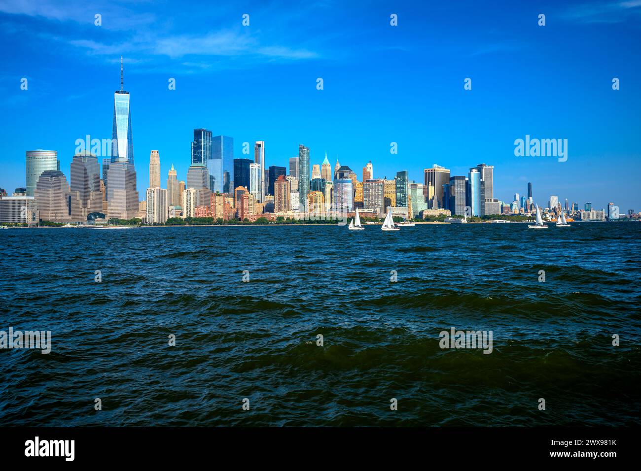 Vista sul porto di New York, Manhattan e la Statua della libertà dal Liberty State Park, Jersey City, New Jersey, USA Foto Stock