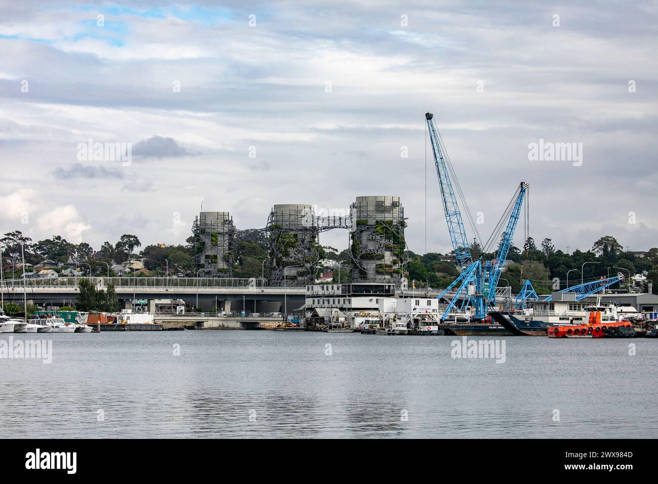 Vista di Sydney, Australia, della Baia di Rozelle e delle pile di camini di scarico dell'autostrada westconnex di acciaio intrecciato, NSW, Australia, 2024 Foto Stock