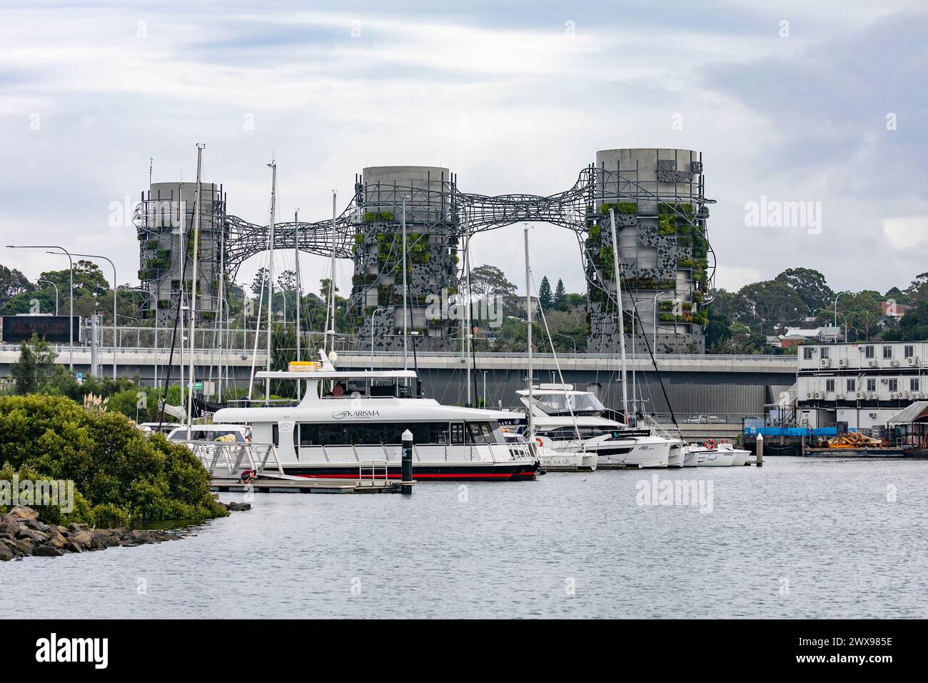 Vista di Sydney, Australia, della Baia di Rozelle e delle pile di camini di scarico dell'autostrada westconnex di acciaio intrecciato, NSW, Australia, 2024 Foto Stock