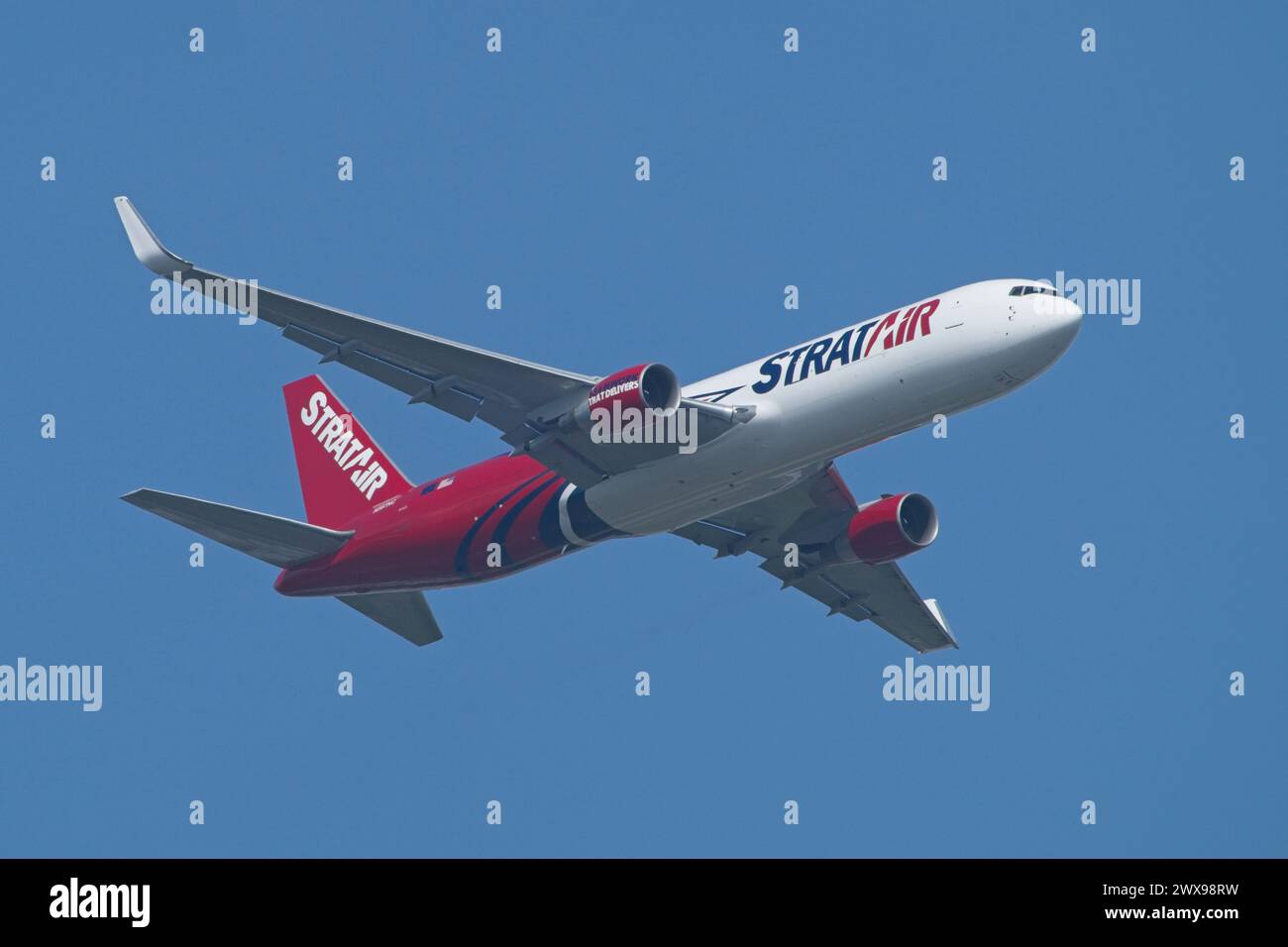 StratAir B767-33A N567NC consegnato dopo il lavoro di conversione presso ST Engineering Foto Stock