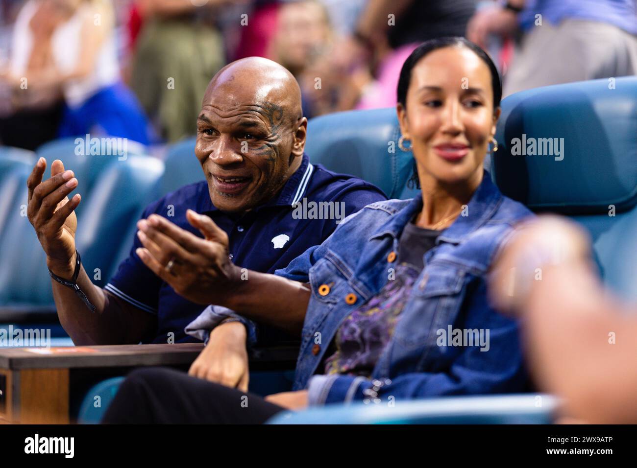 MIAMI GARDENS, FLORIDA - MARZO 28: Mike Tyson degli Stati Uniti reagisce tra la folla durante la loro partita del giorno 13 del Miami Open all'Hard Rock Stadium il 28 marzo 2024 a Miami Gardens, Florida. (Foto di Mauricio Paiz) Foto Stock