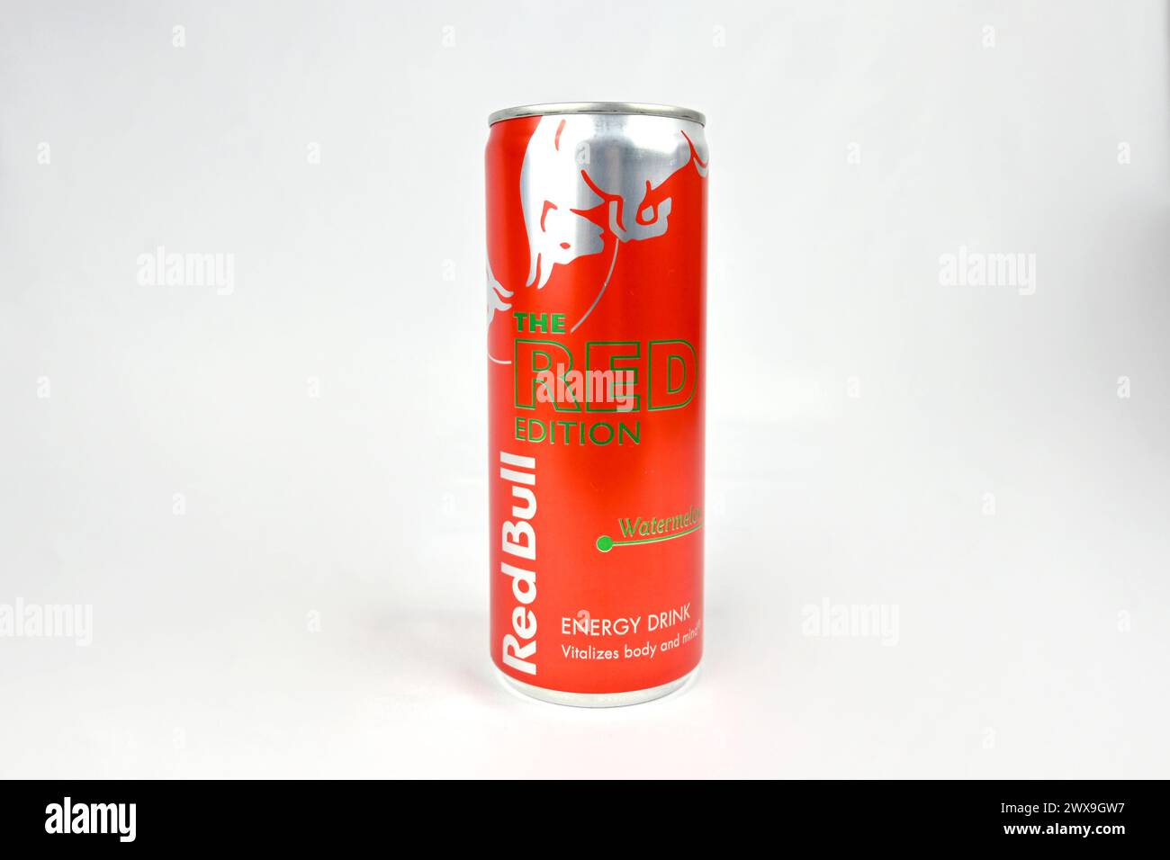 Red Bull la bevanda energetica a cocomero edizione rossa - Galles, Regno Unito - 23 marzo 2024 Foto Stock