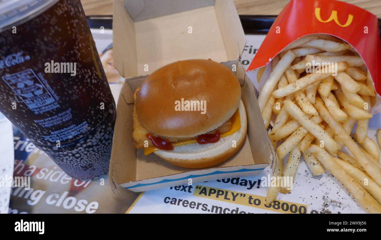 Los Angeles, California, USA 28 marzo 2024 una vista generale del McDonald's Fish Fillet, French Fries il 26 marzo 2024 a Los Angeles, California, USA. Foto di Barry King/Alamy Stock Photo Foto Stock