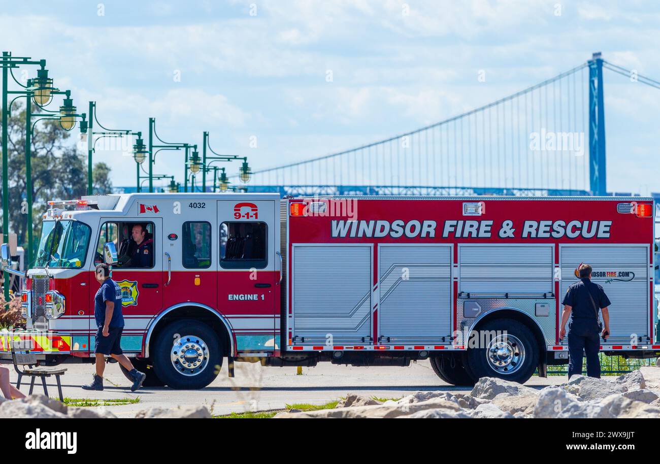 Windsor Fire and Rescue conduce esercitazioni antincendio sul fiume Detroit, che separa le città di Windsor, Ontario, Canada da Detroit, Michig Foto Stock