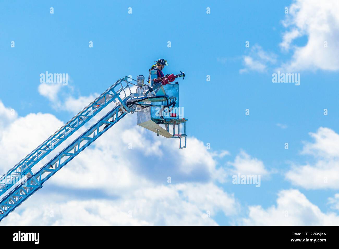 Windsor Fire and Rescue conduce esercitazioni antincendio sul fiume Detroit, che separa le città di Windsor, Ontario, Canada da Detroit, Michig Foto Stock