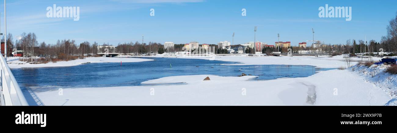 Paesaggio panoramico all'inizio della primavera a Oulu, Finlandia Foto Stock