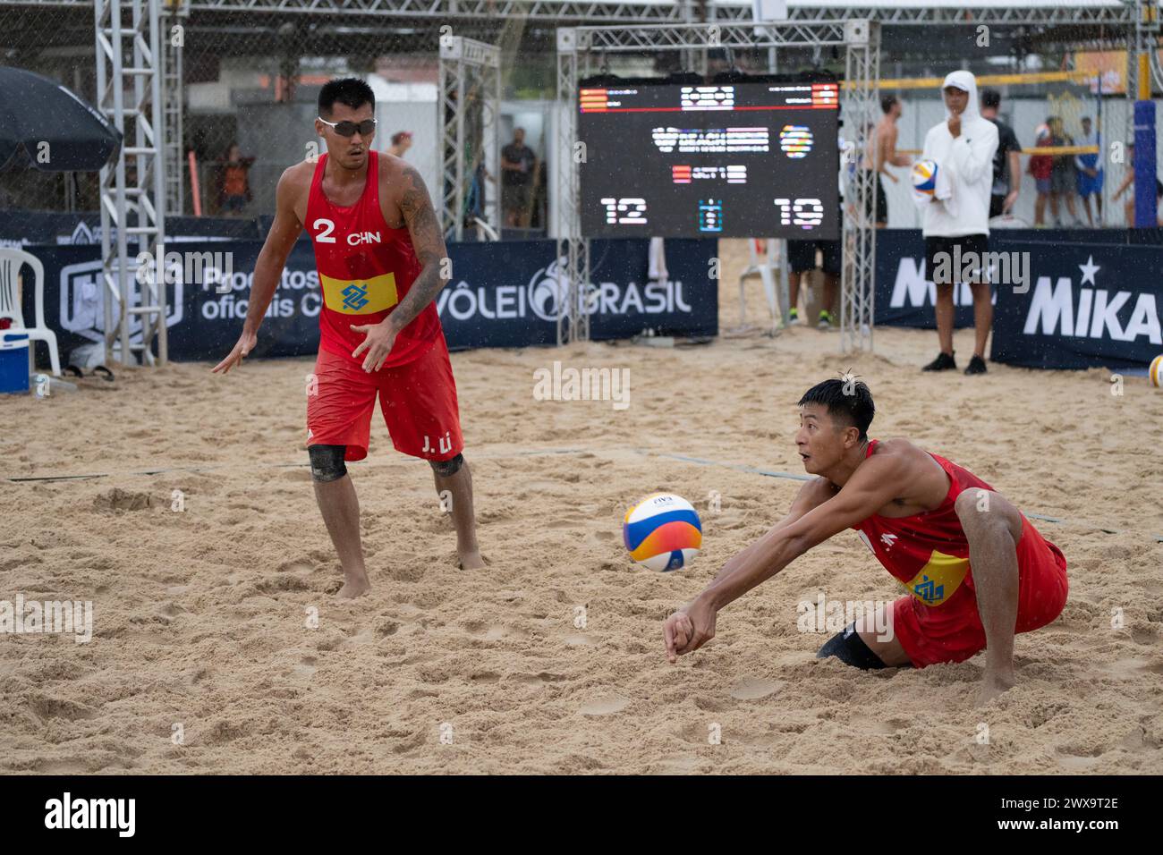 Saquarema, Brasile. 28 marzo 2024. Wang Yanwei (R)/li Jie della Cina gareggiano durante la fase preliminare di qualificazione maschile tra Wang Yanwei/li Jie della Cina e Marco Krattiger/Florian Breer della Svizzera al World Beach Volleyball Pro Tour Challenge 2024 di Saquarema, Brasile, 28 marzo 2024. Crediti: Wang Tiancong/Xinhua/Alamy Live News Foto Stock