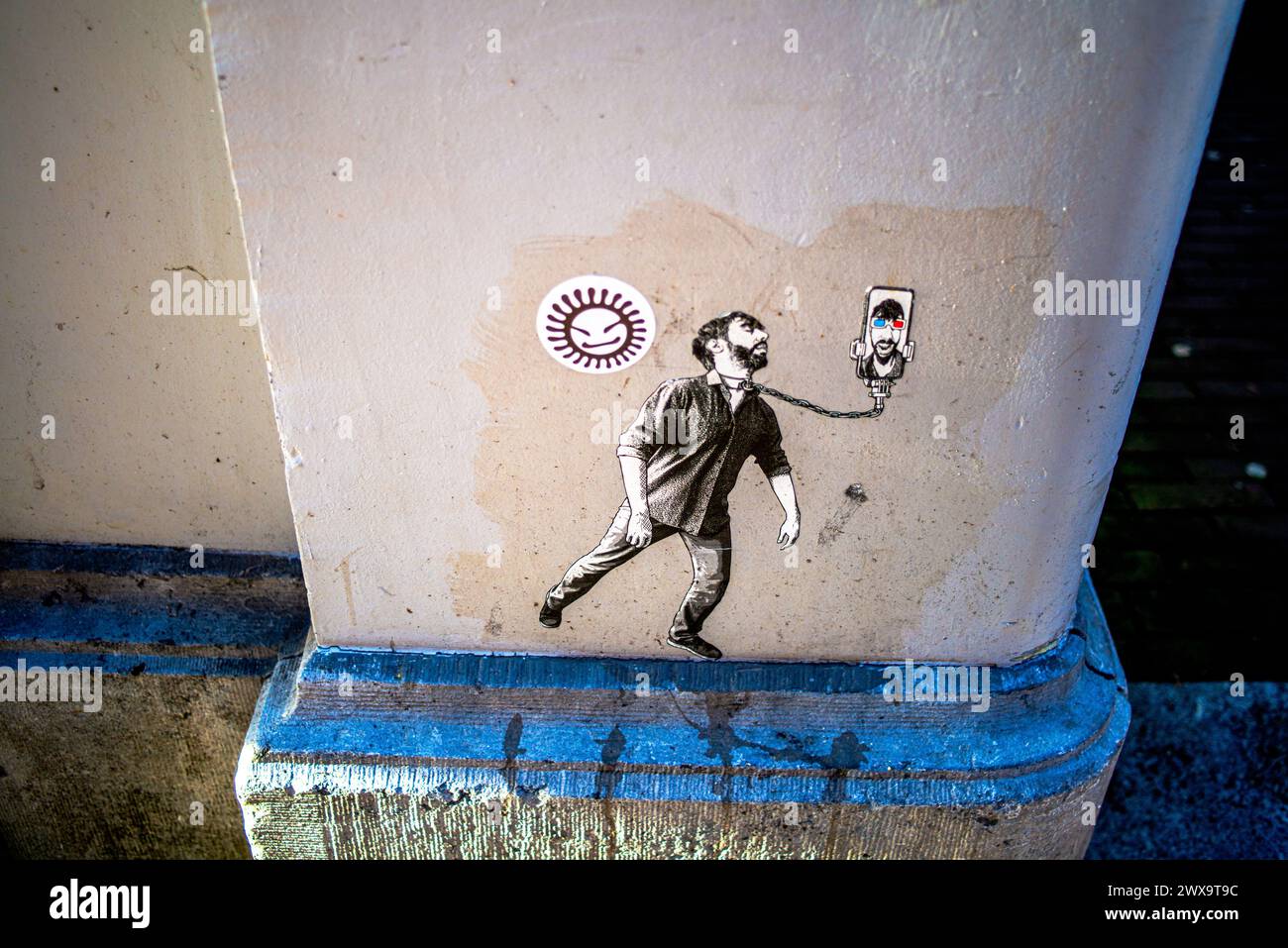 Le strade di Amsterdam si animano di vibrante energia mentre un dipinto d'arte umana abbellisce le pareti, offrendo un'espressione culturale contemporanea in città. Foto Stock