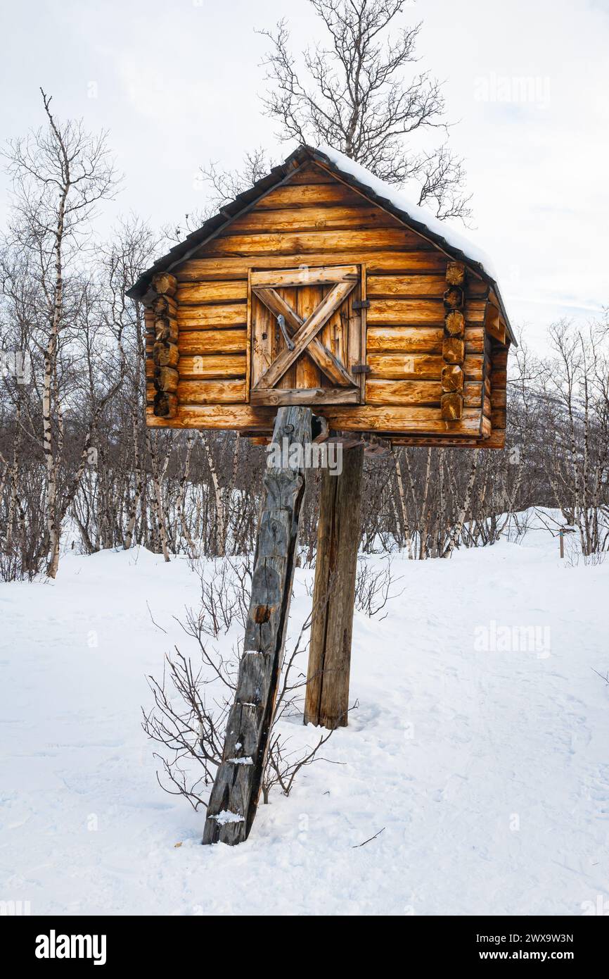 Capanna in legno rialzata con scale in un campo Saami nel Parco Nazionale di Abisko, Svezia Foto Stock