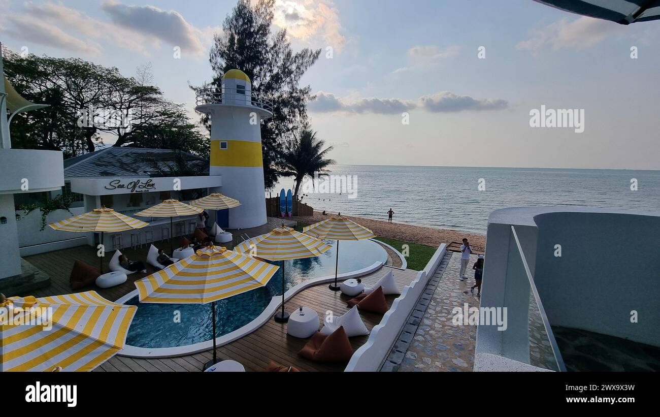 Bangsaray Pattaya Tailandia 28 febbraio 2024, Un colorato gruppo di ombrelloni che fornisce ombra su una spiaggia soleggiata vicino all'oceano, creando una scena vivace e vivace. Foto Stock