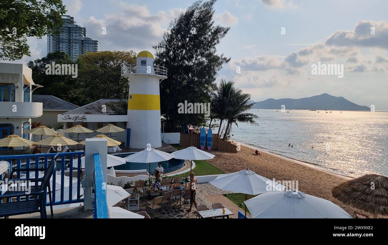 Bangsaray Pattaya Tailandia 28 febbraio 2024, Una vista panoramica sulla spiaggia adornata da ombrelloni colorati e sedie da spiaggia, invitandovi a rilassarvi sotto il sole e a godervi il suono rilassante delle onde che si infrangono contro la riva. Foto Stock
