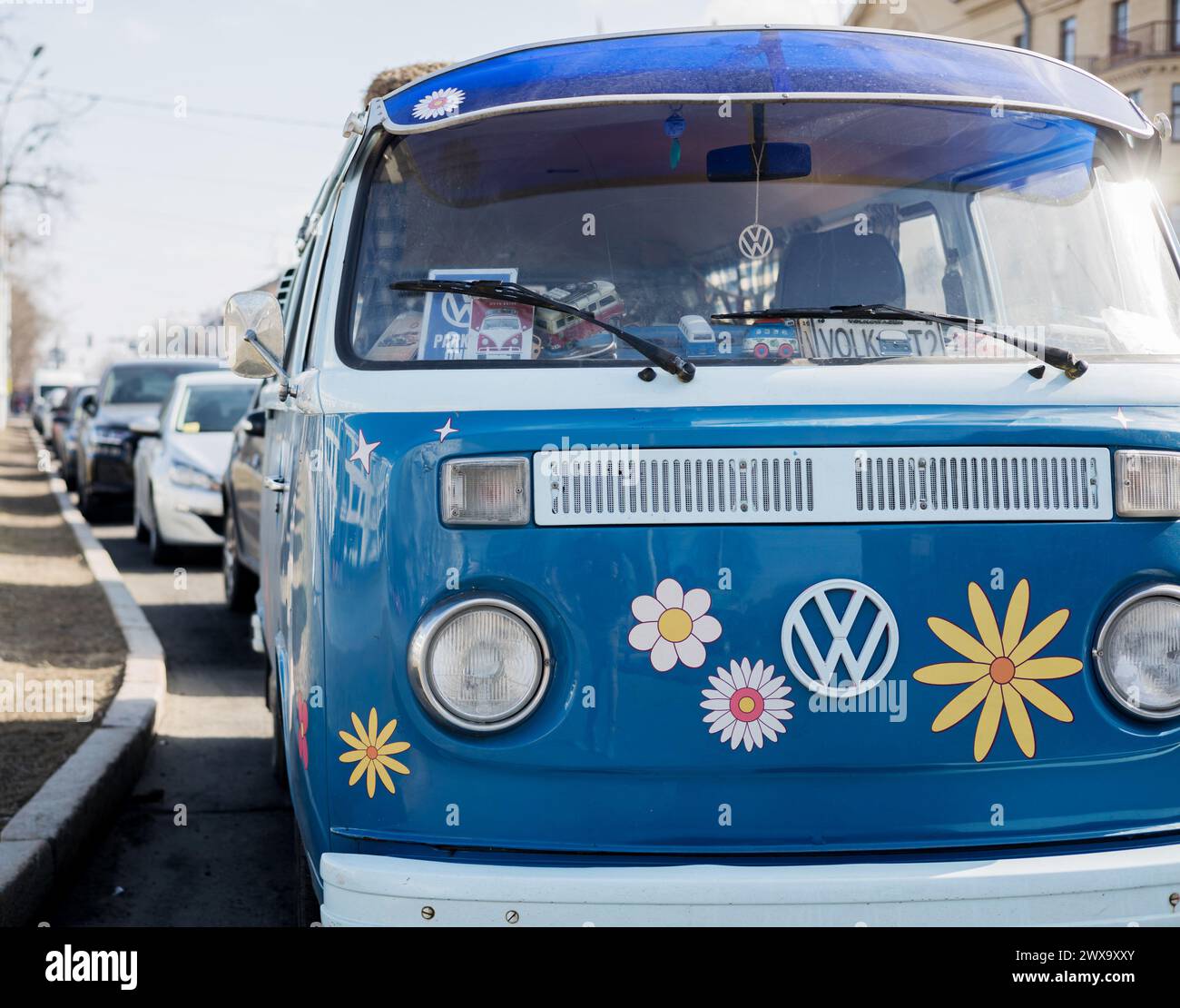 Minsk, Bielorussia, 29 marzo 2024 - Vista frontale del vecchio camper d'epoca Volkswagen T2. Auto retrò blu Foto Stock