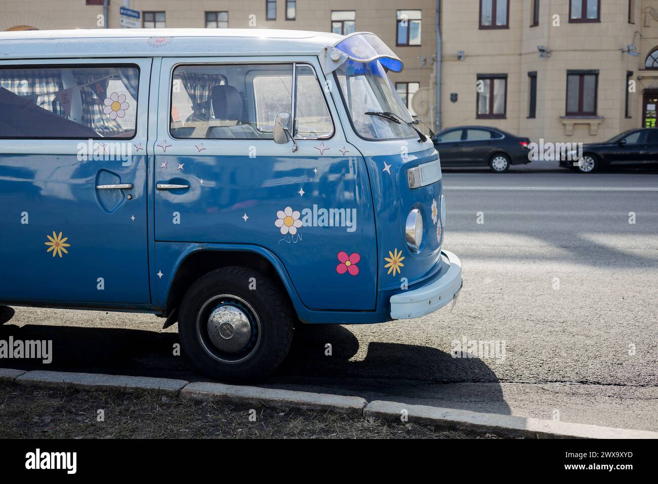 Minsk, Bielorussia, 29 marzo 2024 - storico autobus d'epoca Volkswagen T 2. Vecchio VW blu Foto Stock