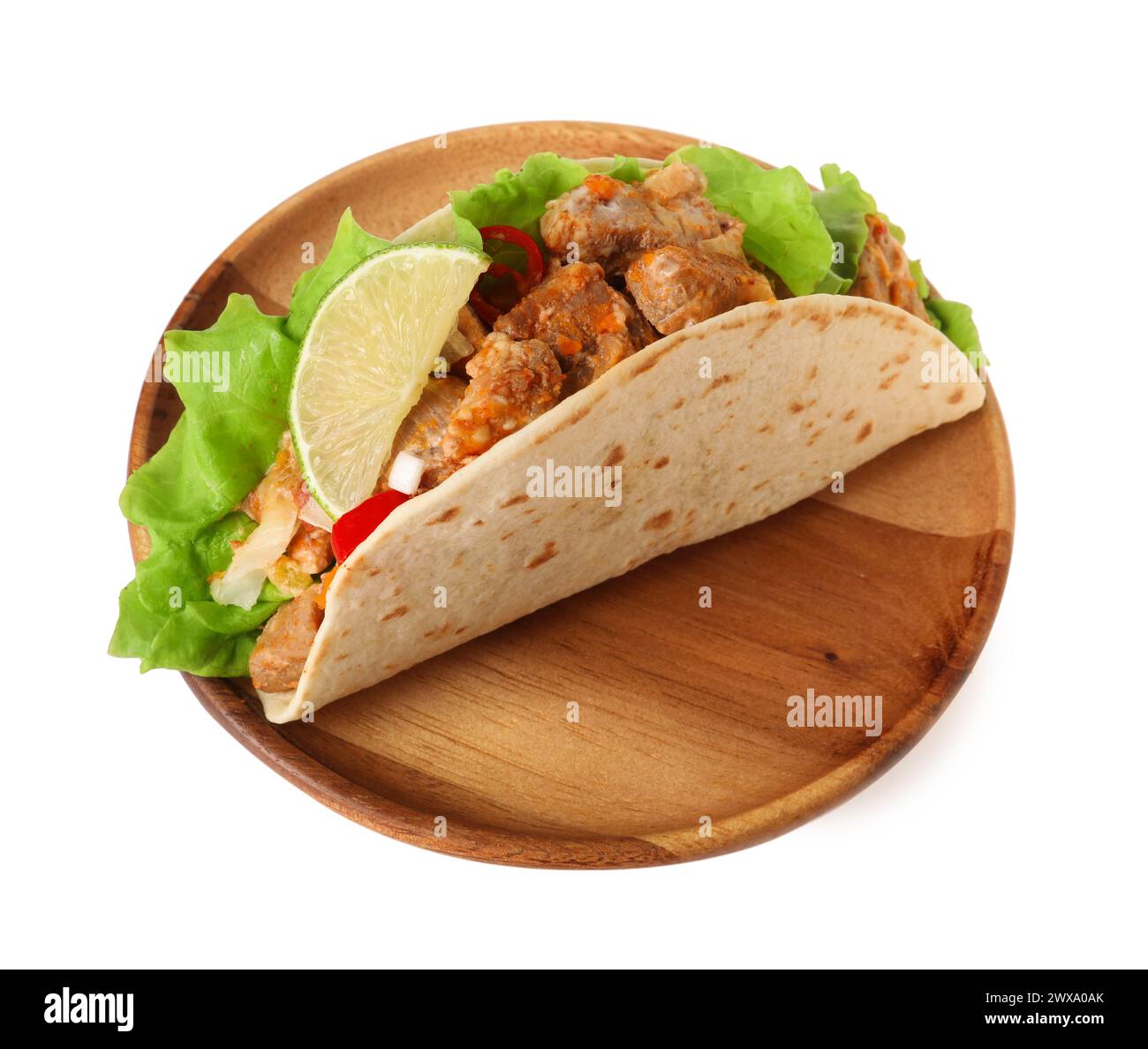 Delizioso taco con carne, verdure e fetta di lime isolato su bianco Foto Stock