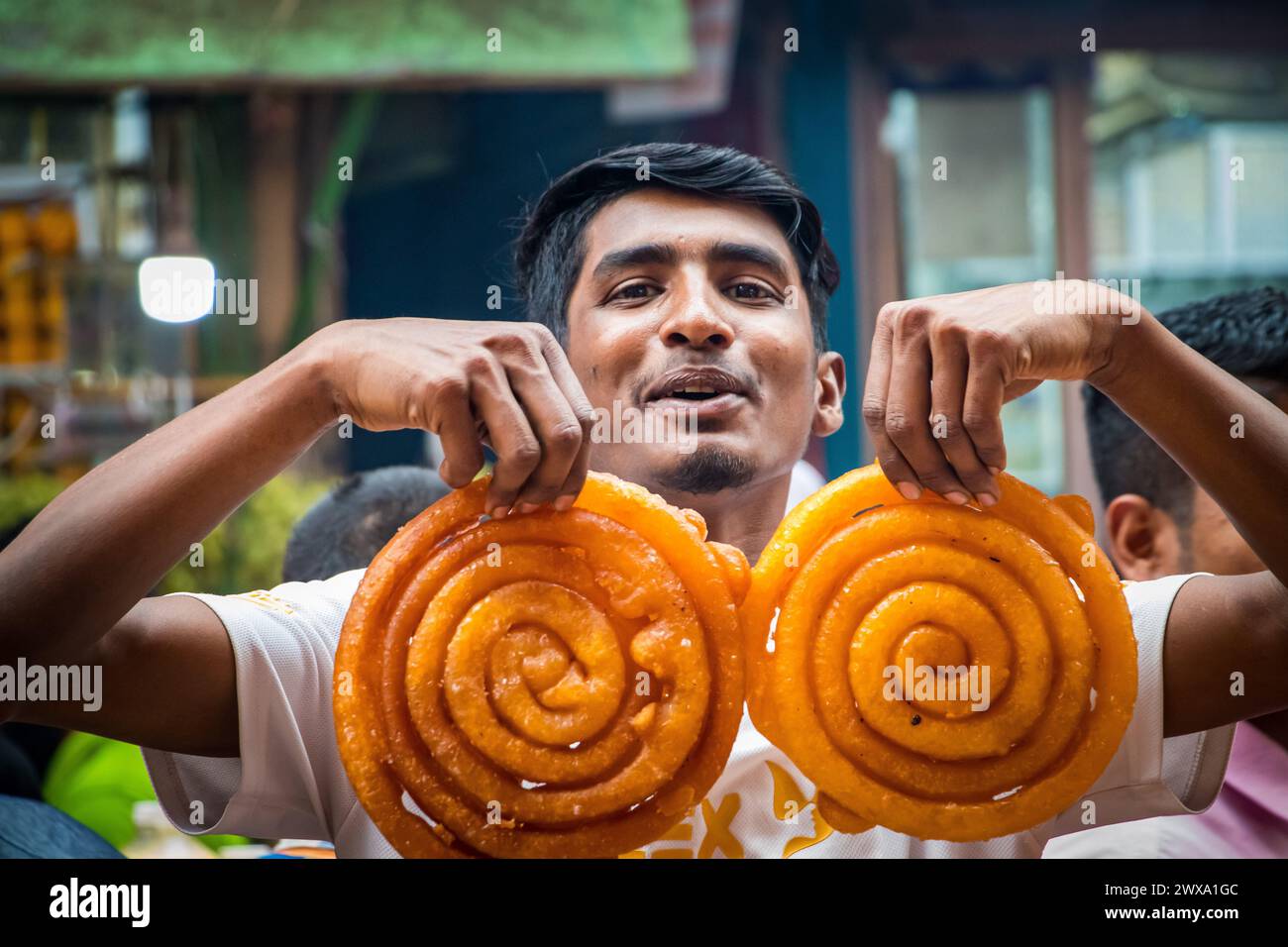Chak Iftar Bazar, annidato nella città vecchia di Dacca, ronza di energia durante il Ramadan. Questa immagine è stata catturata il 24 marzo 2024 da Dacca, Bangladesh. V Foto Stock
