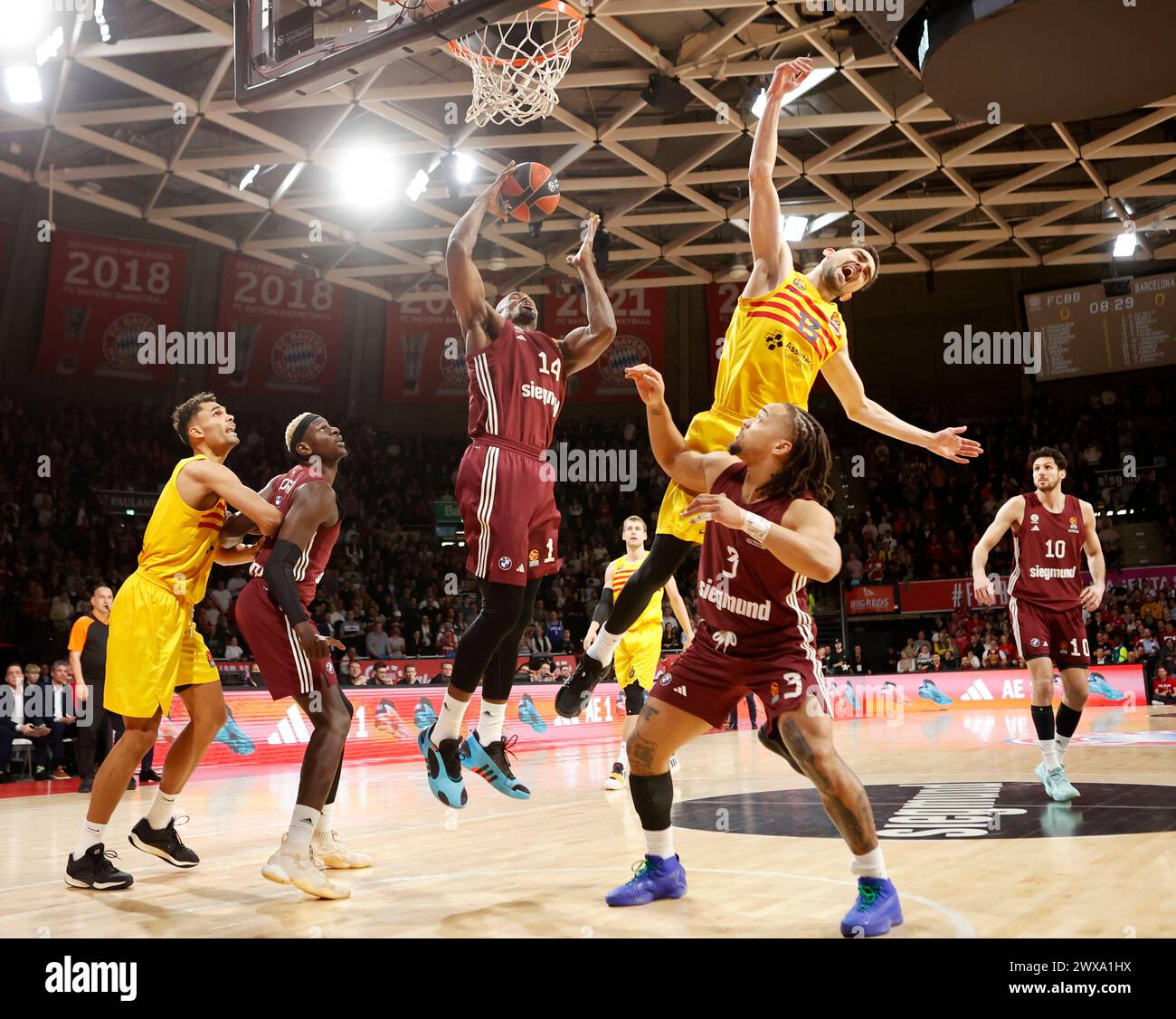 28.03.2024, Euroleague Basketball, FC Bayern Basketball vs FC Barcelona Basketball, BMW Park, Monaco, im Bild: Oscar da Silva FC Barcelona Basket, Isaac Bonga FCB Basketball, Serge Ibaka FCB Basketball, Tomas Satoransky FC Barcelona Basket, Carsen Edwards FCB Basketball, Leandro Bolmaro FCB Basketball ** 28 03 2024, Euroleague Basketball, FC Bayern Basketball vs FC Barcelona Basketball, BMW Park, Monaco, nella foto Oscar da Silva FC Barcelona Basket , Isaac Bonga FCB Basketball , Serge Ibaka FCB Basketball , Tomas Satoransky FC Barcelona Basket , Carsen Edwards FCB Basketball , Leandro Foto Stock