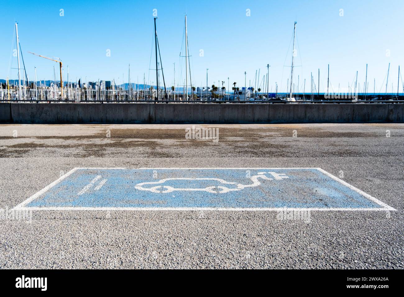 Parkplatz für ein Elektroauto am Strand a Barcellona, Spanien Barcelona Katalonien Spanien *** Parcheggio per auto elettrica sulla spiaggia di Barce Foto Stock