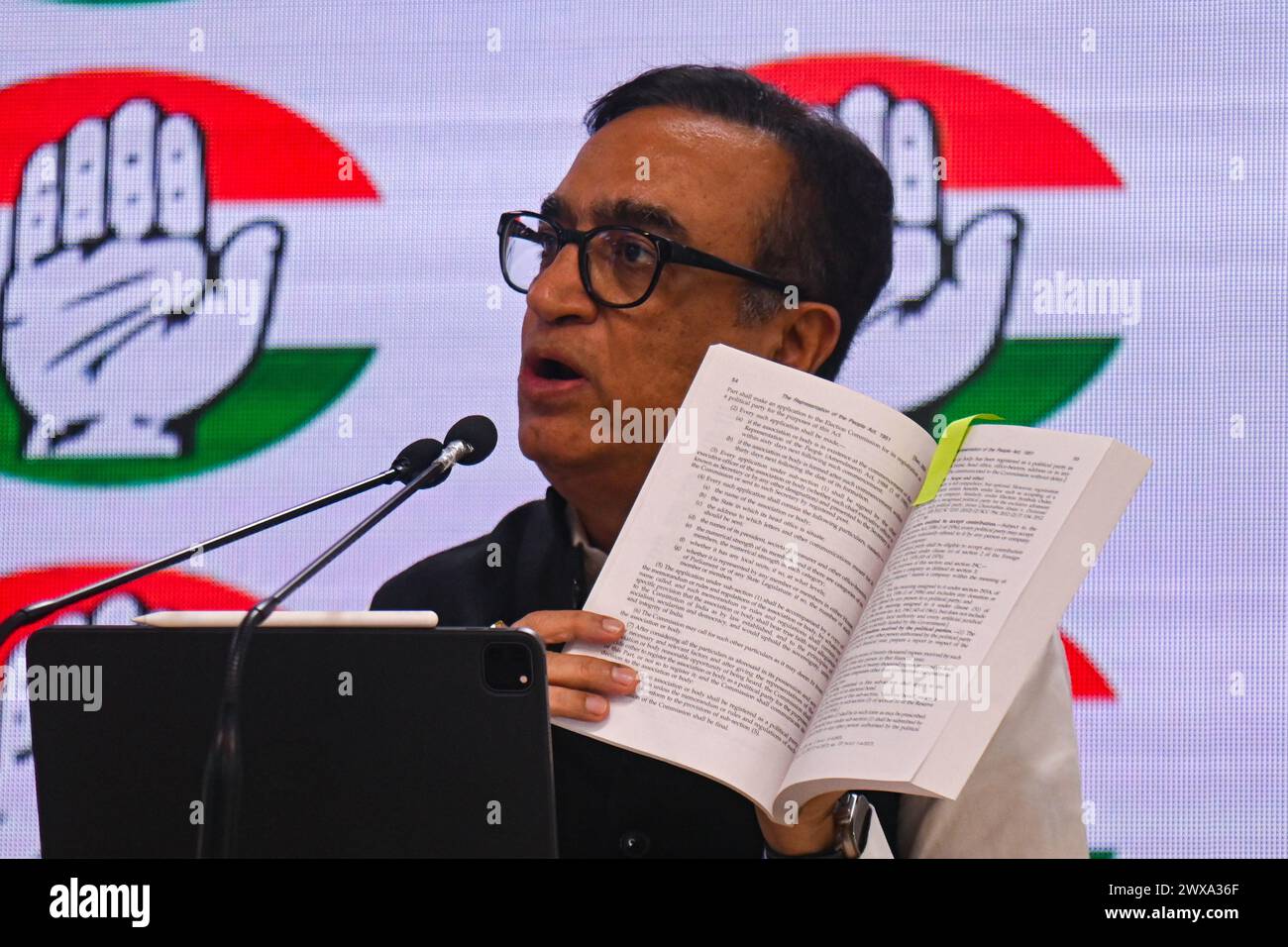 Nuova Delhi, Delhi, India. 29 marzo 2024. Il principale tesoriere del partito di opposizione indiano del Congresso Nazionale indiano, Ajay Maken, si rivolge a una conferenza stampa presso la sede del partito a nuova Delhi, in India, il 29 marzo 2024. (Credit Image: © Kabir Jhangiani/ZUMA Press Wire) SOLO PER USO EDITORIALE! Non per USO commerciale! Foto Stock