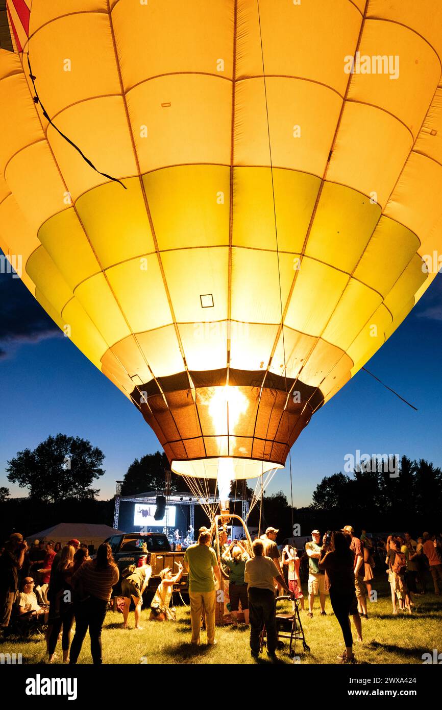 Pallone giallo all'aria calda che si illumina al Festival - la gente guarda Foto Stock