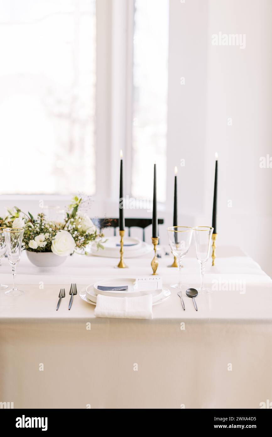 Elegante tavolo da sposa con moderni dettagli neri Foto Stock