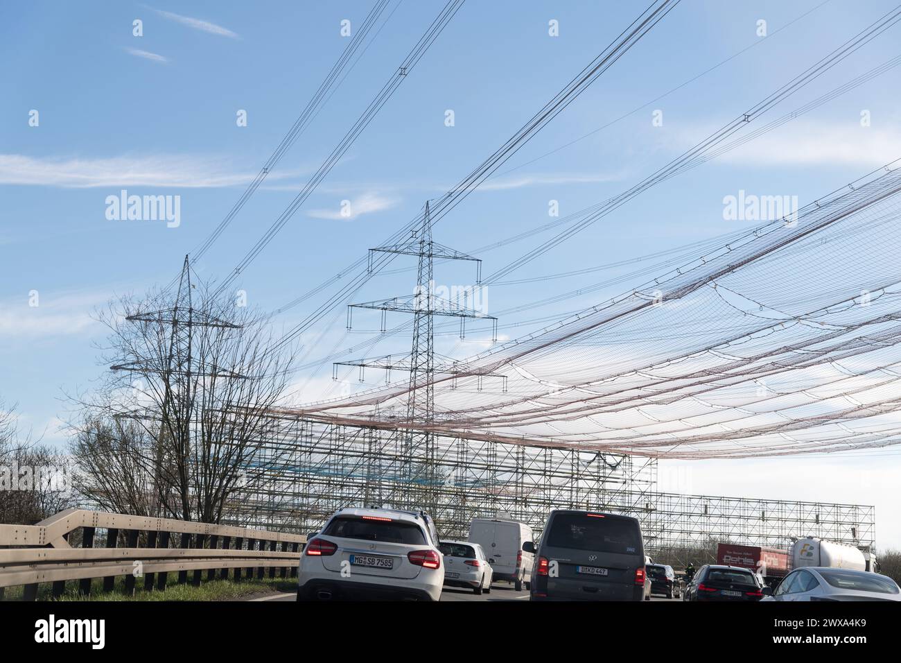 Linee elettriche ad alta tensione sopra Bundesautobahn 46 nella Renania settentrionale-Vestfalia, Germania © Wojciech Strozyk / Alamy Stock Photo Foto Stock