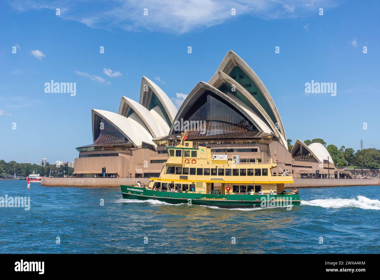Il traghetto di Scarborough passa davanti alla Sydney Opera House, al porto di Sydney, a Sydney, nel nuovo Galles del Sud, in Australia Foto Stock