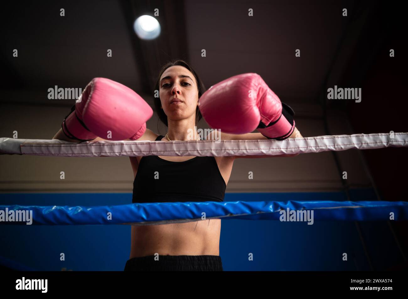 Pugile determinate durante la lezione di fitness in palestra Foto Stock