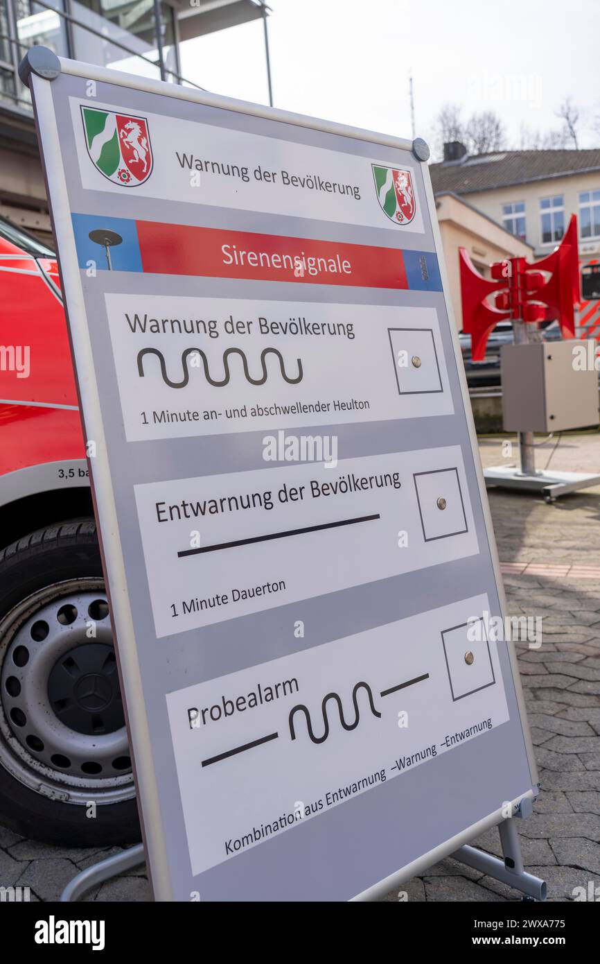 Giorno di allerta in NRW, i dispositivi di avviso a livello statale come sirene, app di avviso, trasmissione cellulare e pannelli informativi digitali sono stati attivati con un test Foto Stock