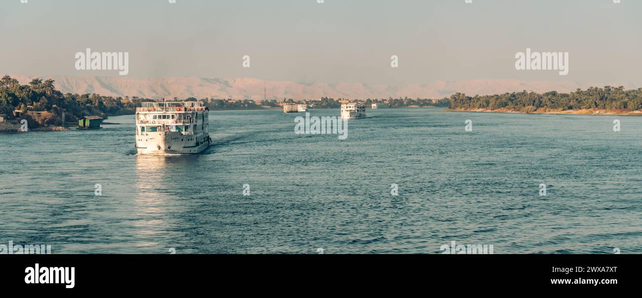 Il paesaggio del Nilo con escursioni turistiche in barca Foto Stock