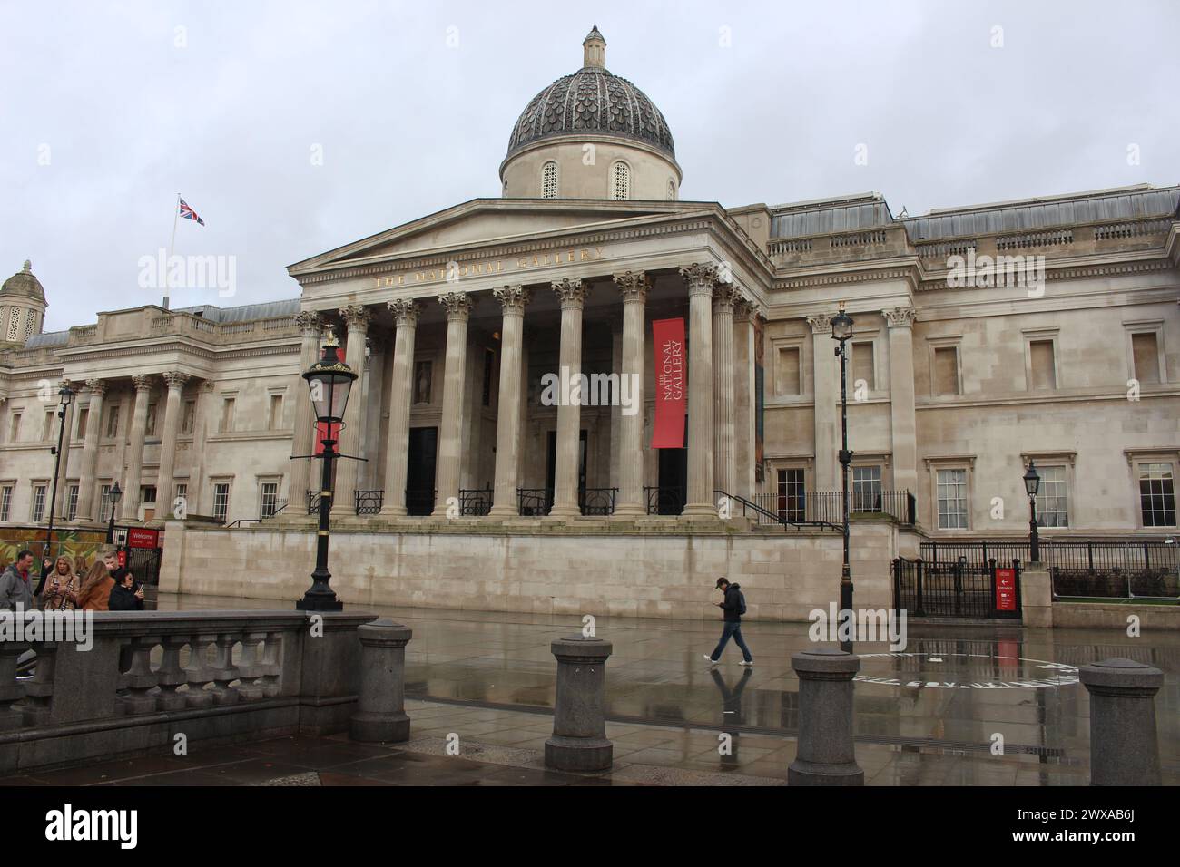 Una fotografia della facciata esterna della National Gallery in Trafalgar Square, Londra. Febbraio 2024. Foto Stock