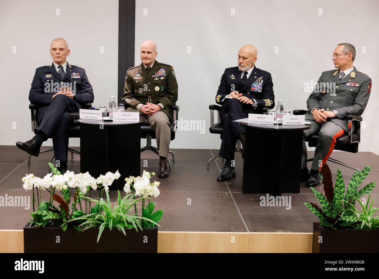 L-R Capo di Stato maggiore delle forze armate slovene, tenente generale Robert Glavaš, comandante supremo alleato della NATO Europa, generale Christopher Cavoli, capo di Stato maggiore della difesa d’Italia, l'ammiraglio Giuseppe cavo Dragone e il capo di stato maggiore della difesa austriaco Rudolf Striedinger prendono parte a una tavola rotonda nell'ambito della celebrazione del ventesimo anniversario dell'ingresso della Slovenia nella NATO a Brdo pri Kranju. La Slovenia è diventata membro della NATO il 29 marzo 2004. Il ventesimo anniversario è stato caratterizzato da una cerimonia ufficiale preceduta da discussioni di esperti che hanno affrontato urgenti questioni globali ed europee Foto Stock