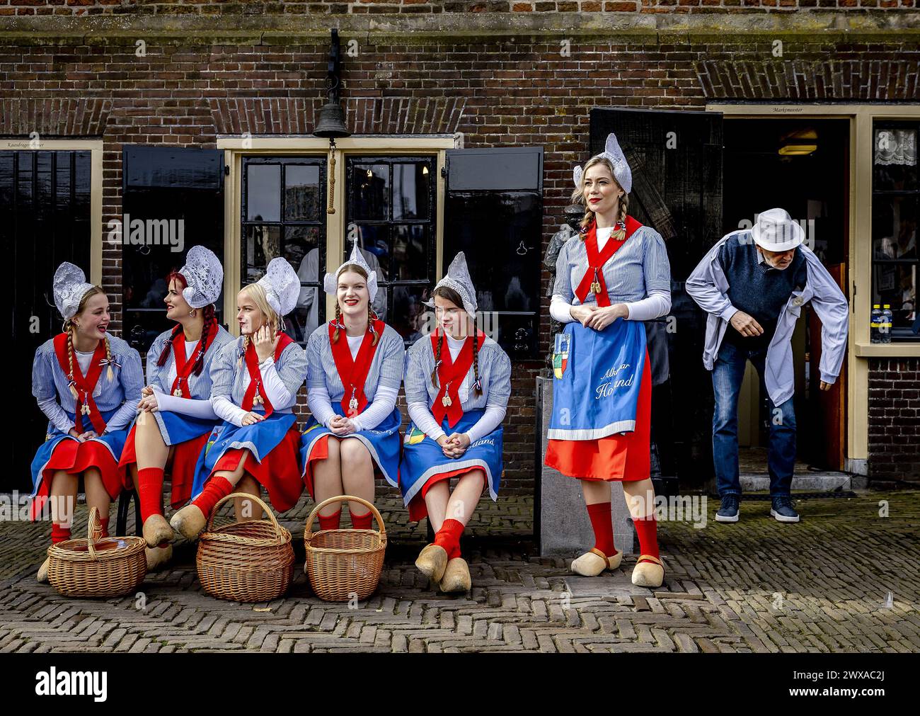 ALKMAAR - ragazze del formaggio durante l'apertura del primo mercato del formaggio della stagione sul Waagplein. ANP REMKO DE WAAL paesi bassi - uscita belgio Foto Stock