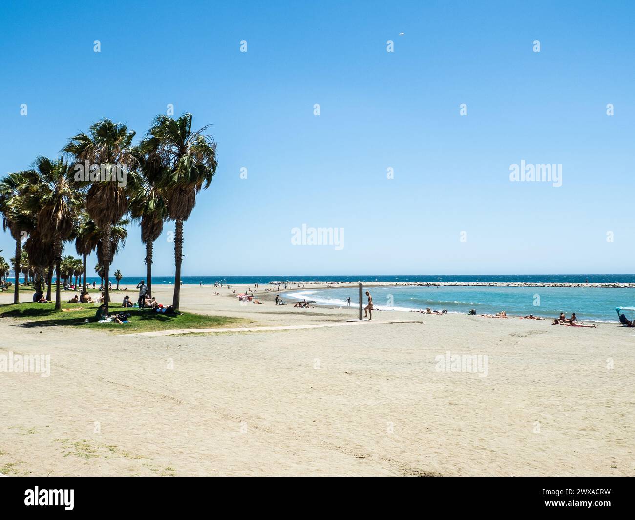 24 maggio 2022, Malaga Spagna - persone sulla spiaggia di Malagueta a Malaga, Spagna Foto Stock