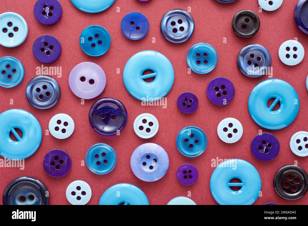 Primo piano di un enorme gruppo di pulsanti blu su un tavolo Foto Stock