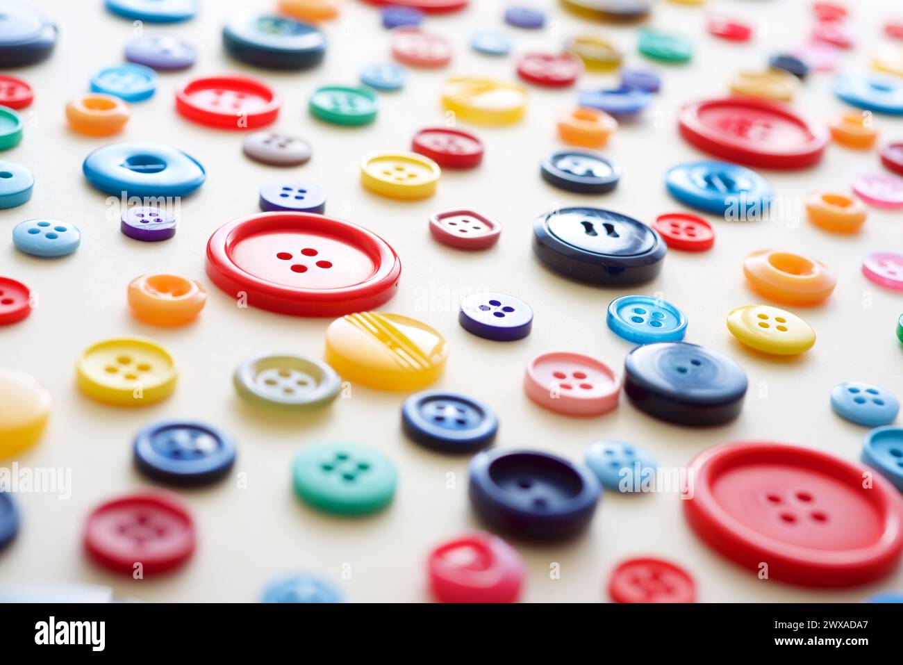Primo piano di un enorme gruppo di pulsanti colorati su un tavolo Foto Stock