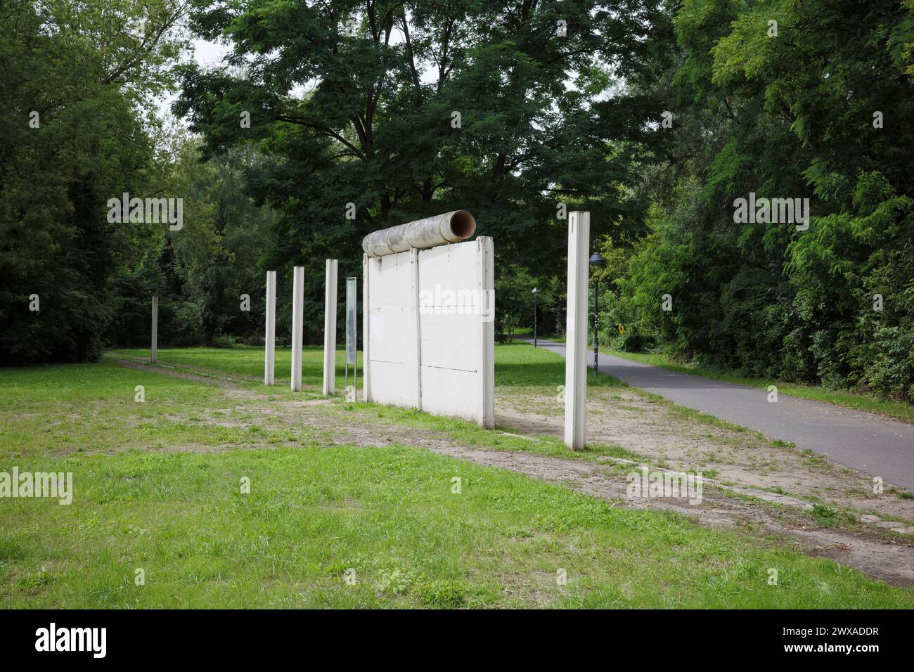 Berlino. Germania. Resti del muro di Berlino a Gutspark, sul lago Gross Glienicke, sull'ex confine tra Germania Est e Berlino Ovest. Foto Stock
