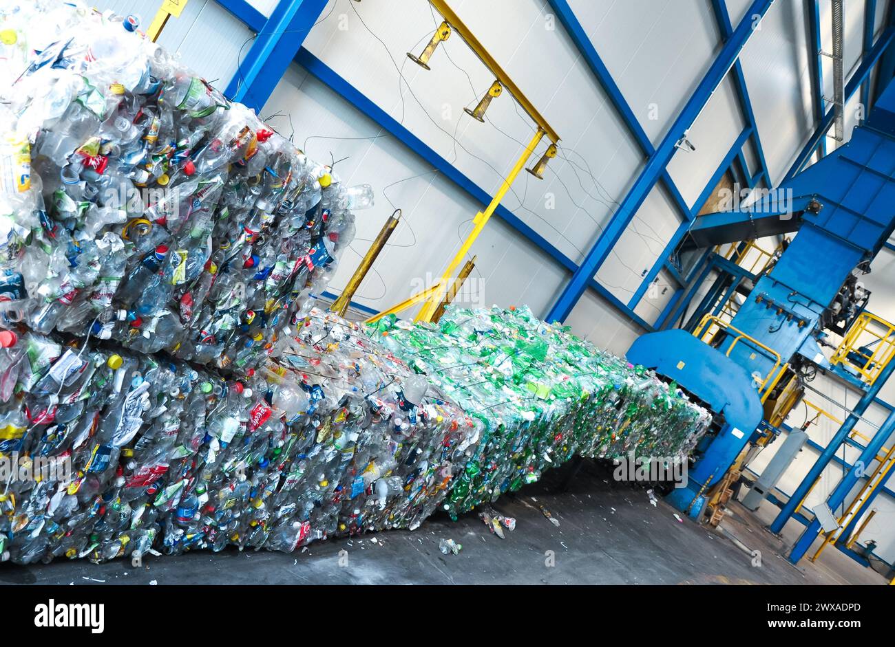 Imballatrice in un impianto di smistamento rifiuti, pressa per bottiglie di plastica macchina idraulica macchina per smistamento rifiuti, bottiglie di plastica pressate, Foto Stock