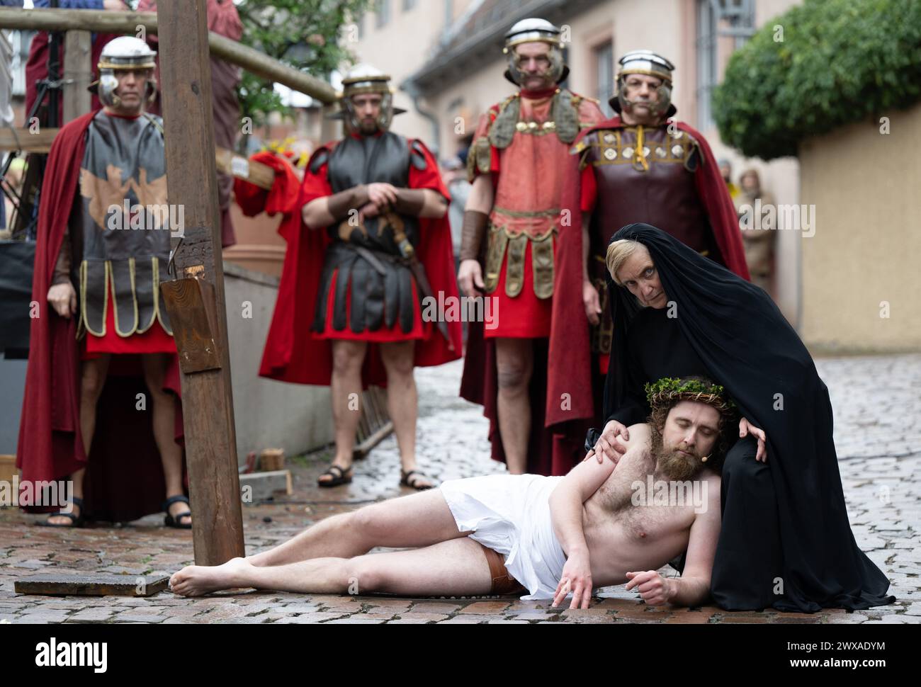 Bensheim, Germania. 29 marzo 2024. Attori dilettanti recitano la via Crucis di Gesù per le strade durante la tradizionale processione del venerdì Santo. Credito: Boris Roessler/dpa/Alamy Live News Foto Stock