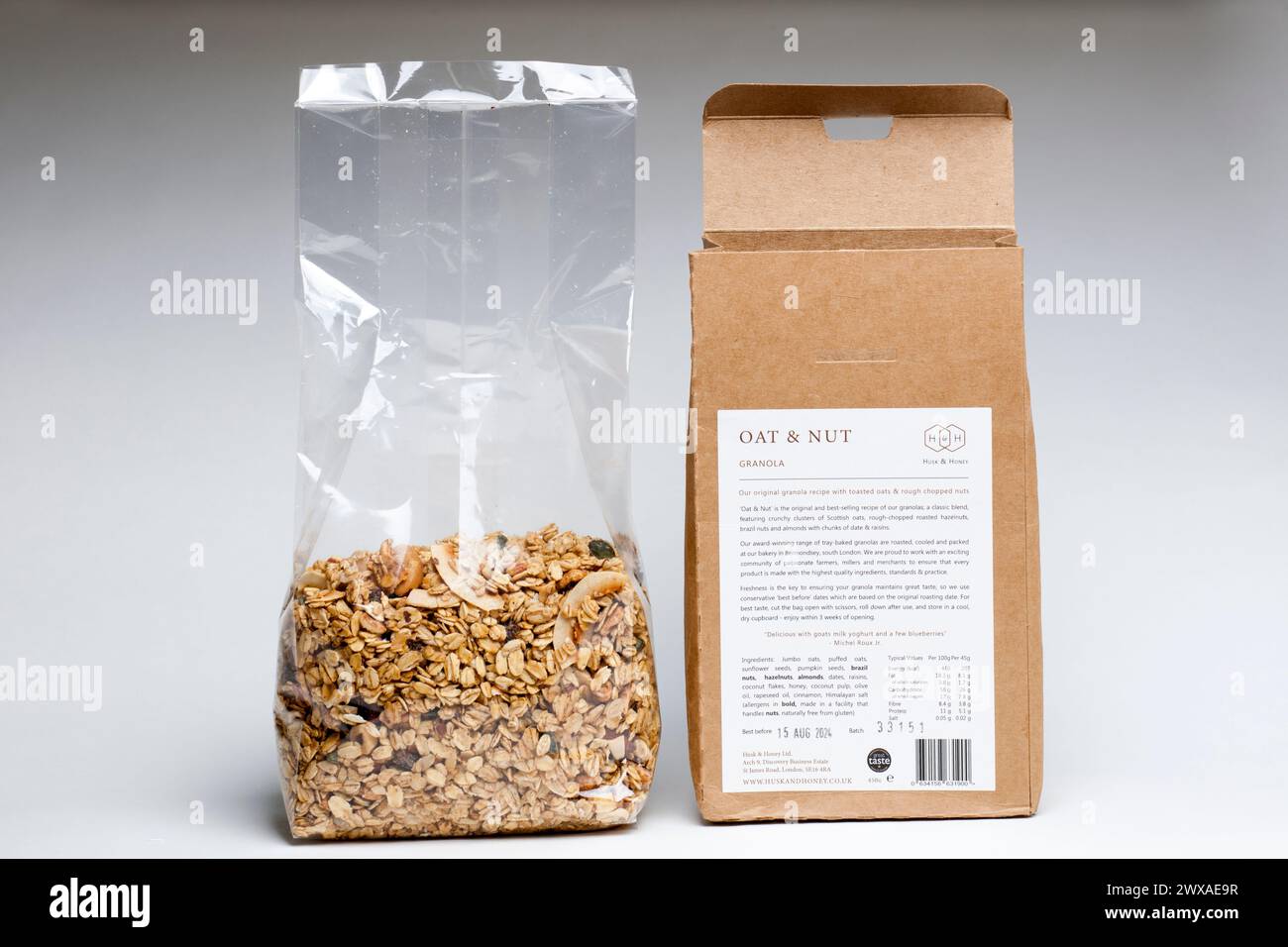 Box of Husk and Honey Ltd. Tasty Classic OAT and Nut Granola che mostra ingredienti e nutrizione valori tipici e la migliore data di scadenza con numero di lotto Foto Stock