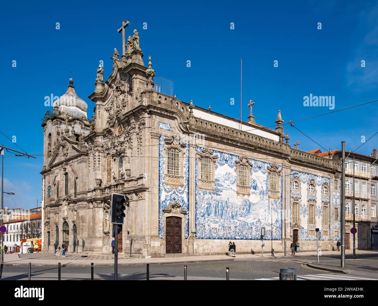 Le chiese adiacenti Igreja dos Carmelitas e Igreja do Carmo con la facciata adornata con piastrelle azulejos blu e bianche, Porto, Portogallo Foto Stock