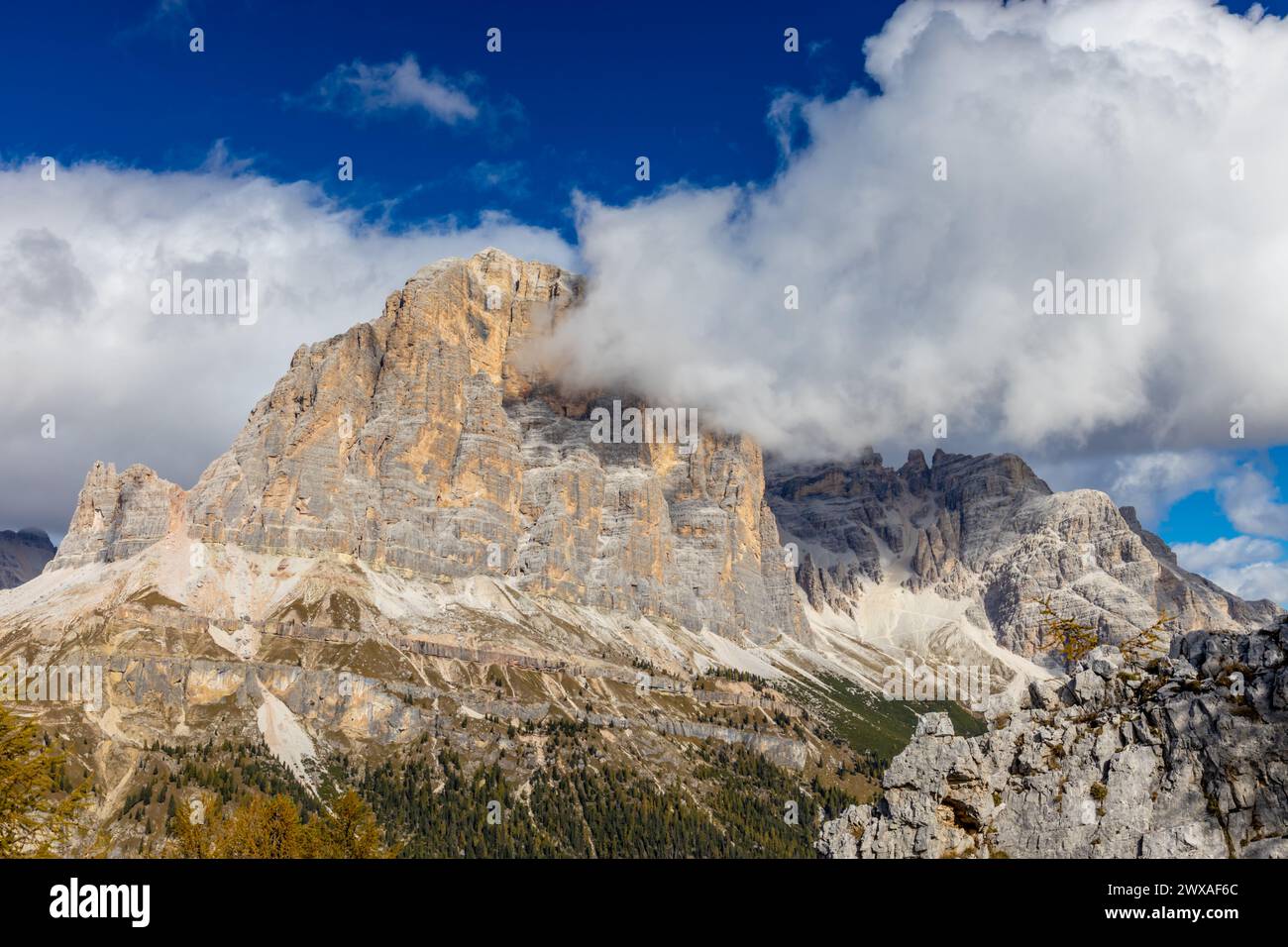 Dolomiti Alps paesaggio alpino autunnale. Dolomiti italiane splendide cime dal passo Falzarego scogliere, cime e pareti durante il trekking Foto Stock