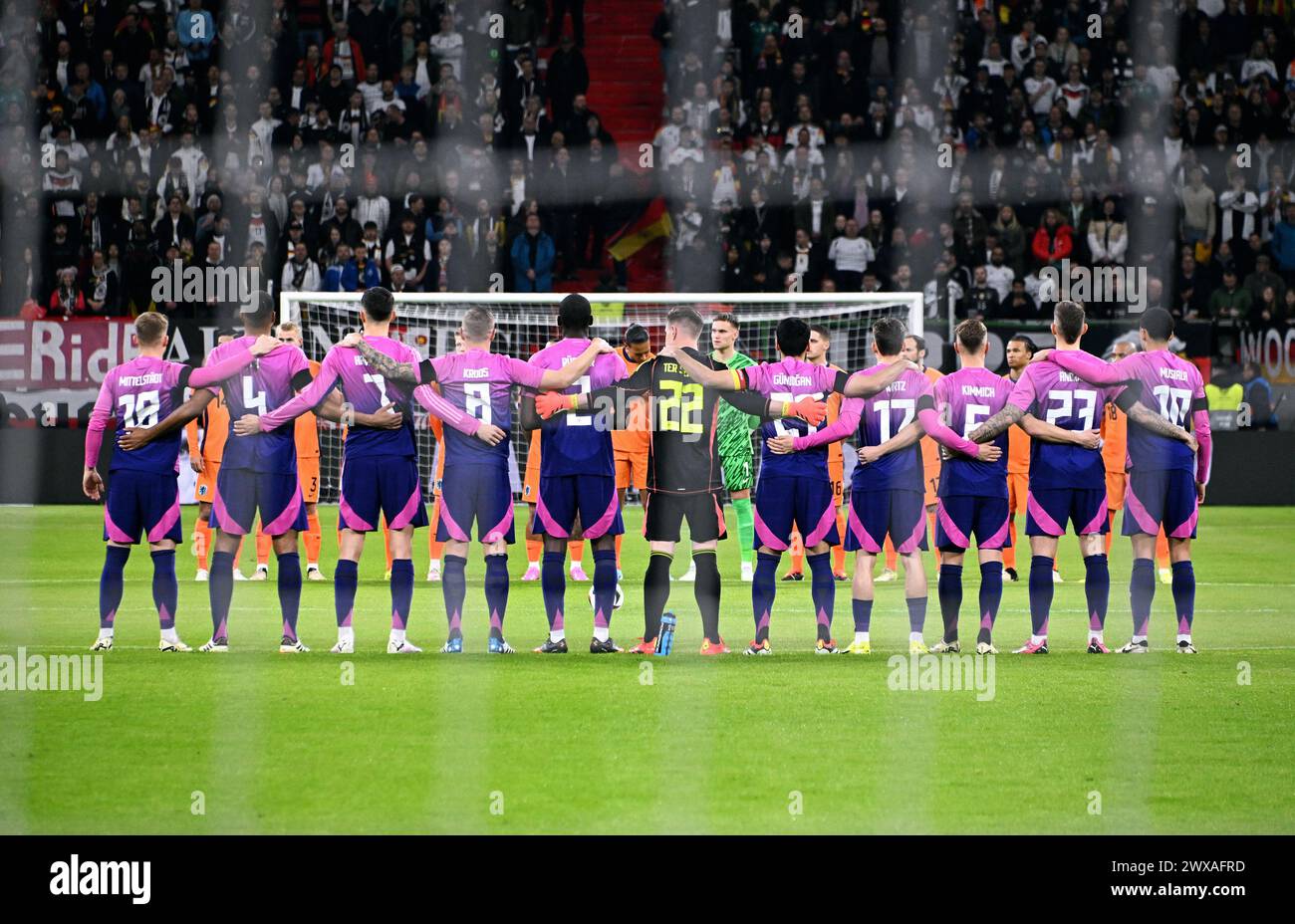 Calcio, partita internazionale, amichevole per Euro 2024, Deutsche Bank Park Francoforte: Germania - Paesi Bassi; la squadra tedesca al minuto di silenzio per Franz Beckenbauer e Andreas Brehme. Foto Stock