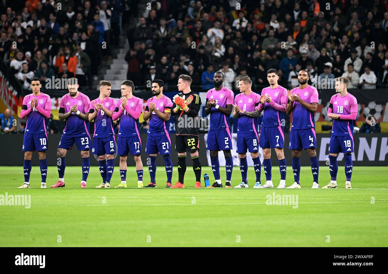 Calcio, partita internazionale, amichevole per Euro 2024, Deutsche Bank Park Francoforte: Germania - Paesi Bassi; la squadra tedesca al minuto di silenzio per Franz Beckenbauer e Andreas Brehme. Foto Stock