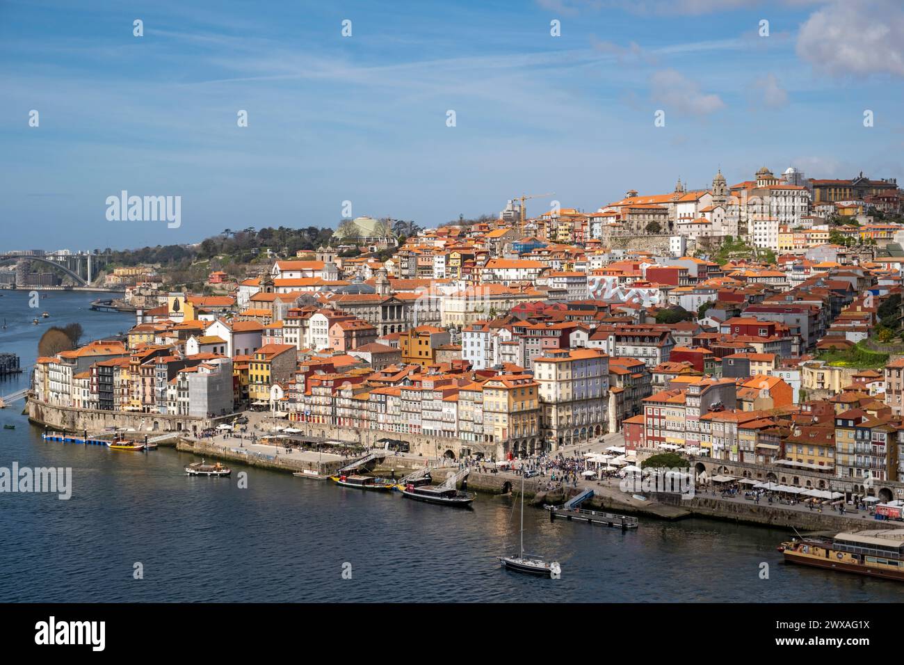Vista del vivace quartiere di Ribeira e del fiume Douro, Porto, Portogallo Foto Stock