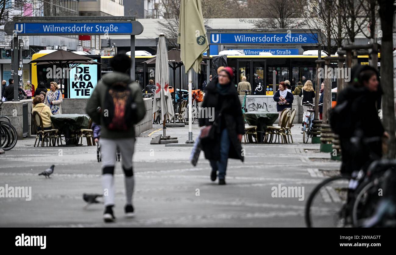 Berlino, Germania. 25 marzo 2024. La gente cammina attraverso la zona pedonale di Wilmersdorfer Straße nel quartiere di Charlottenburg. Crediti: Britta Pedersen/dpa/Alamy Live News Foto Stock