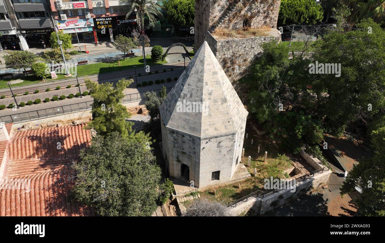 Il Museo Antalya Mevlevihane è stato aperto nel 2018. Una foto del museo scattata con un drone. Zincirkiran Mehmet Bey Tomb. Foto Stock