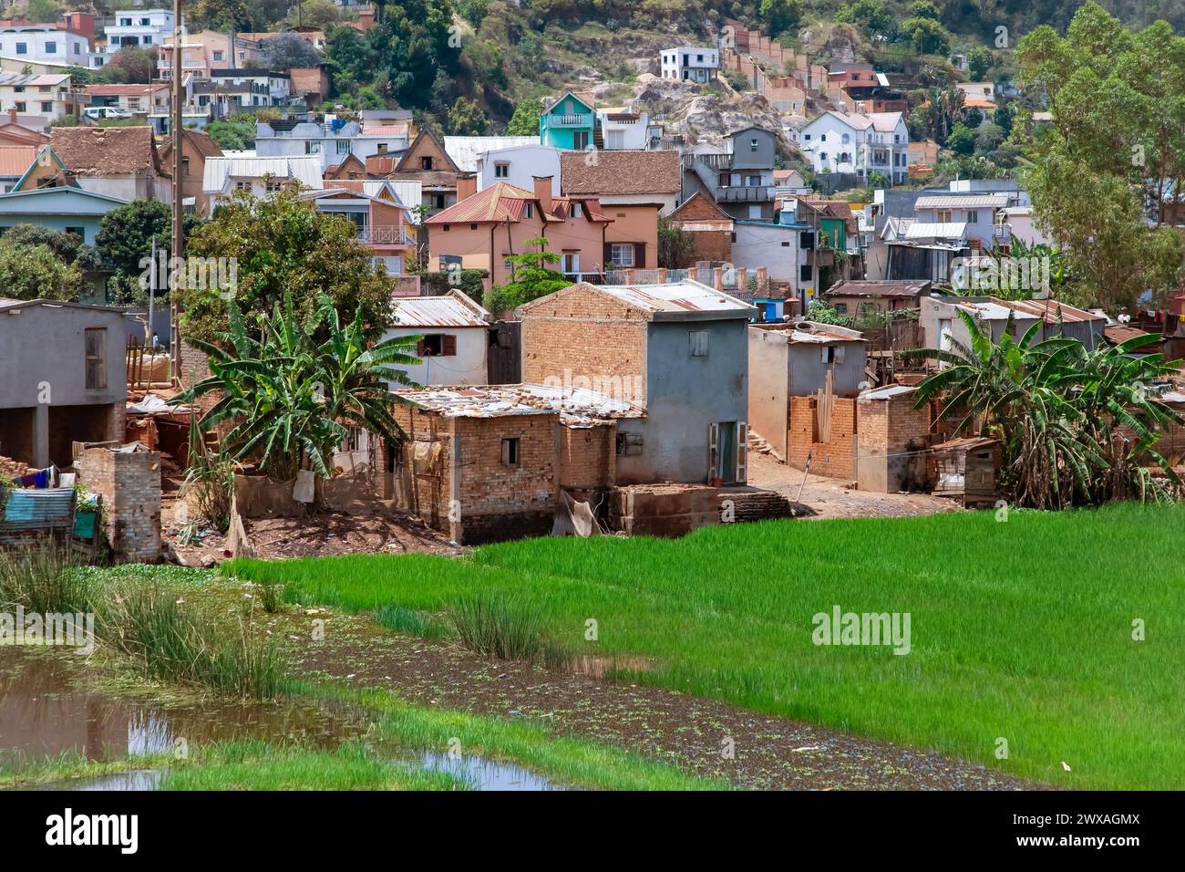 Antananarivo, Madagascar. 25 oktober 2023. strada di Antananarivo. Capitale e città più grande del Madagascar . case colorate e luminose sulla collina Foto Stock