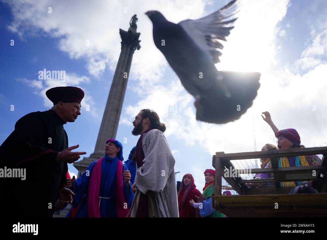 La passione di Gesù viene eseguita alle folle di Trafalgar Square, nel centro di Londra, il venerdì Santo. Data foto: Venerdì 29 marzo 2024. Foto Stock